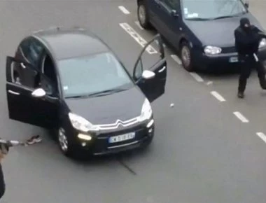 Charlie Hebdo: Τρία χρόνια από την τρομοκρατική επίθεση και το περιοδικό ετοιμάζει «επετειακό» τεύχος (φωτό)